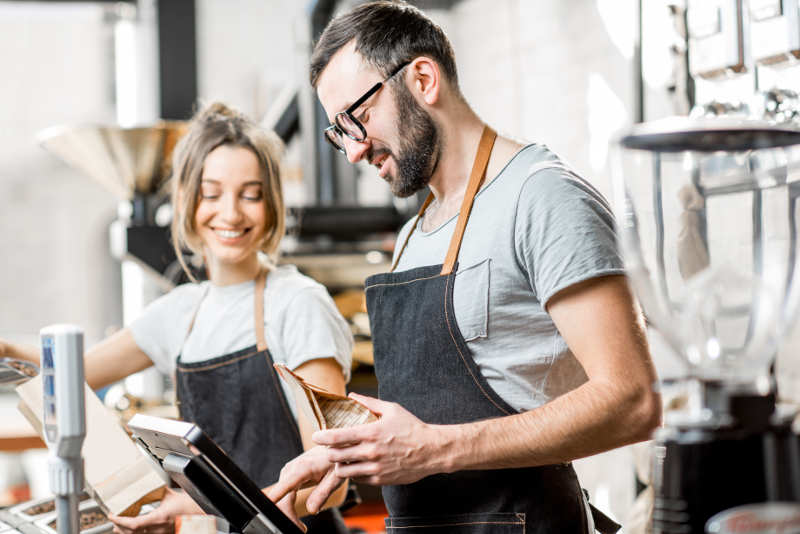 un commerçant en cours de vente dans une épicerie